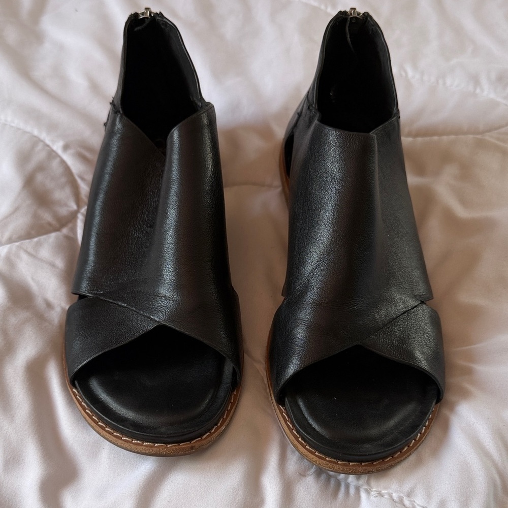 Sofft Black Leather Open-Toe Zip-Back Sandals